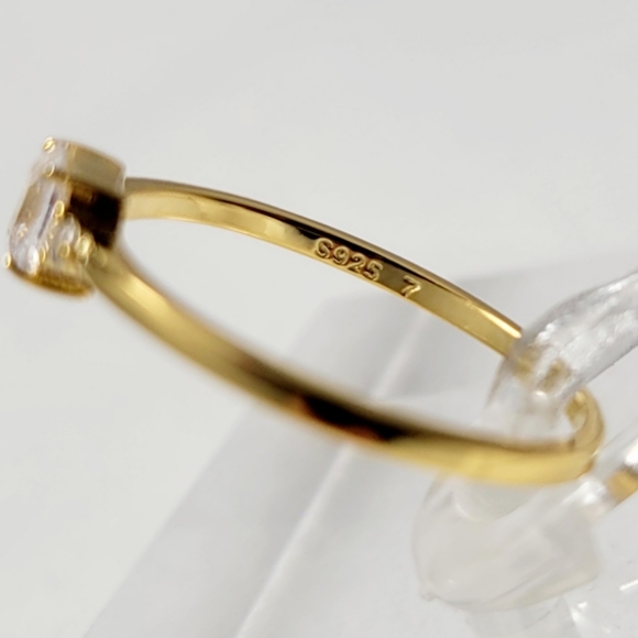 18k Yellow Gold Dainty Princess Cut Ring - Picture 7 of 10
